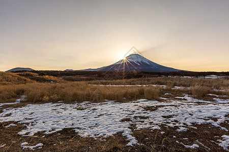 藤山日出天空上帝钻石假期火山反射场地精神蓝色顶峰高清图片