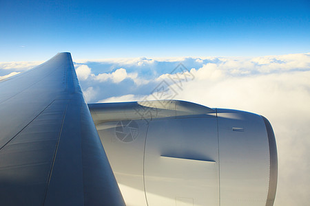 空中飞机发动机和机翼在白云和蓝天空上漂浮运输旅行金属日落乘客引擎活力商业航空天空图片