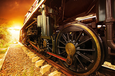 铁路铁轨上流发动机火车机车列车的铁轮蒸汽机器溪流博物馆土地运输驾驶历史车辆引擎图片