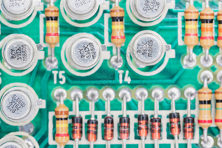 电路板上的冷凝器和阻力组装微电路硬件芯片电气电路绿色宏观电子木板电感图片