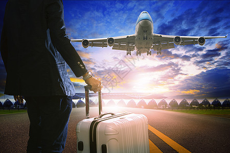 站在机场和客机上的人和行李事务员及行李旅行商业飞行航空运输职业游客货物跑道飞行员男性图片