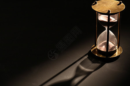 深夜沙漏阴影概念性计时器时间滴漏玻璃速度商业手表背景图片
