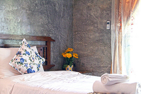 现代式卧室桌子窗户床头柜枕头酒店家具床头亚麻窗帘毯子图片
