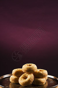 新鲜烤肉桂甜甜甜圈棕色糖果糕点面团圆圈小吃早餐圆形面包蛋糕图片