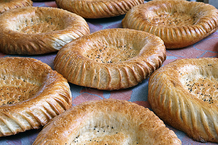 传统乌兹贝面包早餐糕点食物市场圆形摊位面包小吃国家面团图片