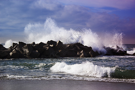 沙滩海浪风雨如磐的海浪美丽的海景大强大的浪潮在 ac滚动运动火山海岸边缘照片蓝色石头环境风暴背景