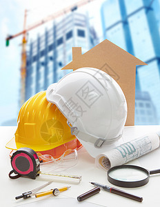 蓝印刷图和建筑设备在拱顶上的建筑设备职场房子工人工程师领班建筑师头盔建筑学项目工具图片