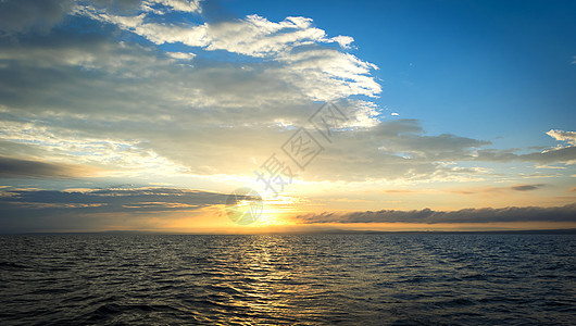 日落在海面上红色日出黄色海洋地平线橙子反射戏剧性太阳海滩图片