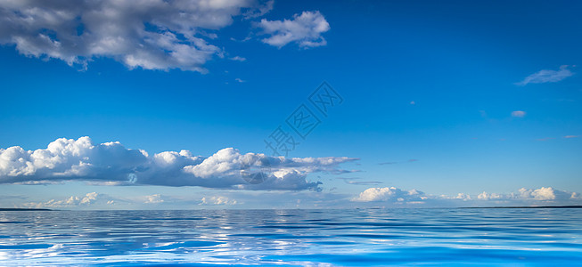 夏季天空和蓝色海洋的地平线视图图片