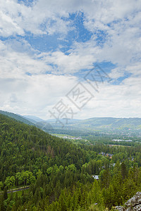 夏季山区地貌风景阳光岩石草地天空爬坡山脉环境季节森林图片