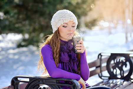冬日喝热咖啡的妇女图片