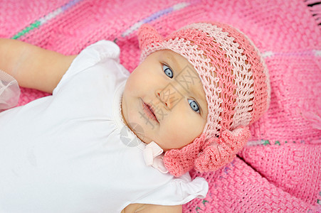 穿着粉红色编织帽子的婴儿图片
