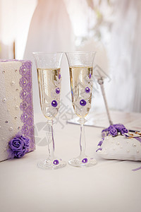 两杯带香槟的结婚眼镜纪念日丝带奢华气泡反射喜悦乐趣金子玻璃派对图片