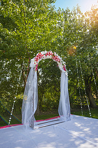 结婚仪式的拱门 古典中的美德成份图片