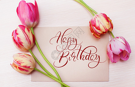 白背景的红色郁金香包条和文字 生日快乐 书法字母图片