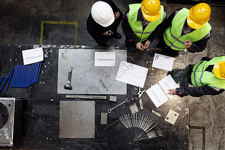 工厂的工人和经理桌子商业工作团队工业数控工程师安全帽男人工具图片
