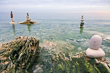 海面的Zen 平衡石头图片