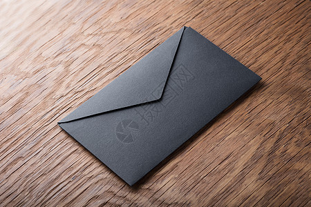 木桌上的黑色信封笔记公司办公室商业邮政桌子卡片木头文档邮件图片