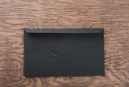 木桌上的黑色信封空白邮政笔记商业办公室卡片木头文档公司桌子图片