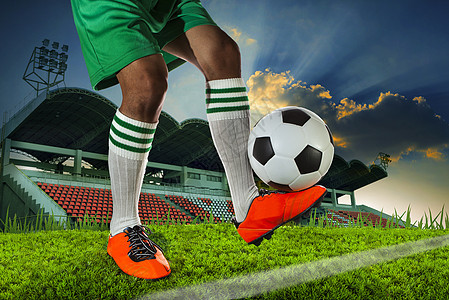 足球运动员在足球运动中将脚球放在腿脚踝上图片