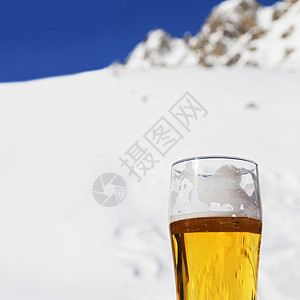 冬季山的啤酒白色咖啡店玻璃餐厅酒精天空泡沫滑雪山脉顶峰背景图片