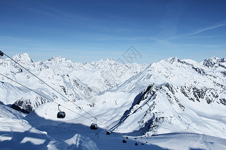 山地滑雪电梯运输电缆白色缆车索道蓝色升降椅高山运动图片
