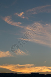 在马西多尼亚湖边的白日落太阳光线痕迹码头金色化学游客海滩天空反射薄雾图片