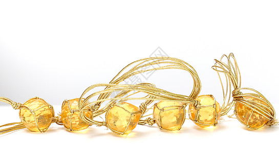 一条项链 上面有金色绳索的廉价塑料宝石圆形串珠边界火花玻璃工艺珠宝珠子黄色钻石图片