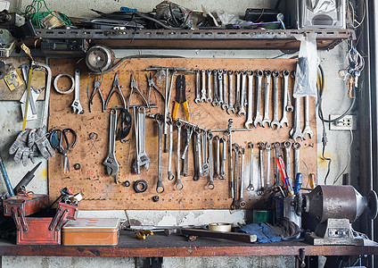 工具架在墙壁上木工工具桌子夹钳工具箱工作台店铺车库维修手工具图片