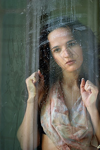 女孩在玻璃后面白色头发鼻子女性指甲眉毛悲伤黑发城市女士背景图片