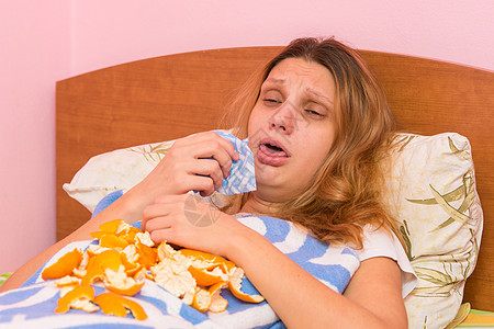 在床上严重咳嗽的年轻女孩橘子肺炎疾病鼻子身体毯子支气管炎流感代名词温度图片