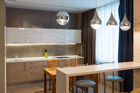 在新的豪华住宅 公寓的现代厨房内硬木龙头改造风格椅子灯光橱柜财产吊坠房间图片