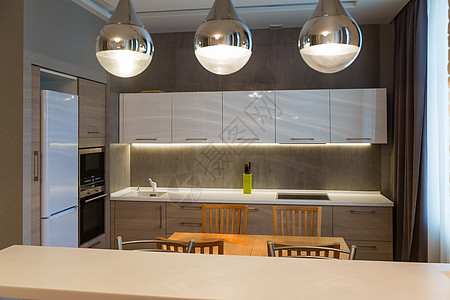 在新的豪华住宅 公寓的现代厨房内吊坠烤箱房间冰箱桌子装修龙头花岗岩财产奢华图片