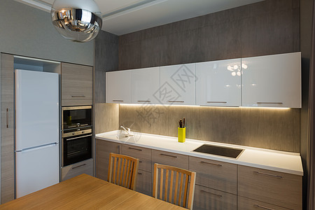 在新的豪华住宅 公寓的现代厨房内改造烤箱家具房子桌子橱柜吊坠奢华风格财产图片