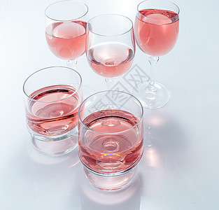 白色背景的粉红葡萄酒底墨镜庆典饮料周年玫瑰玻璃红色粉色液体奢华水晶图片