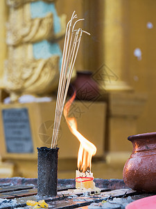 乔斯在Shwedagon 塔的棍棒和蜡烛图片