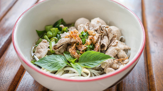 亚洲白面桌子午餐美食棕色蔬菜猪肉食物绿色餐厅面条图片