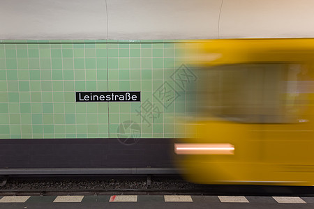 黄色地铁列车在柏林亚历山大广场地下站上开动铁路隧道行动通勤者运动管子交通运输城市车辆图片