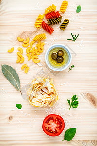 意大利食品概念 各种意大利面食 含橄榄油味的意面文化西红柿食物敷料材料造型师面条厨房营养边界图片