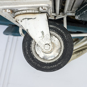 白色上孤立的汽车轮胎轮图片