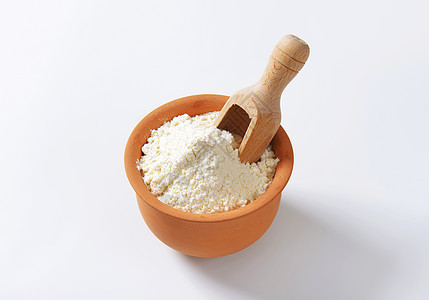 terracotta菜盘中的小麦面粉白色用具木勺淀粉地面厨房食物用途糕点盘子图片