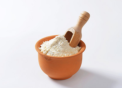 terracotta菜盘中的小麦面粉厨房用具糕点烘烤盘子粉末淀粉白色用途木勺图片