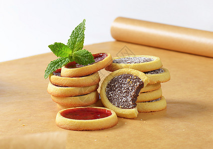 草莓酱饼干果酱和装满巧克力的薄饼羊皮纸椰子用纸糕点蛋糕油纸烘焙食物甜点红色背景