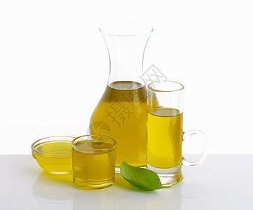 玻璃容器中的橄榄油集装箱醒酒器食物水瓶液体黄色服务器皿美食瓶子图片