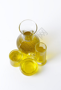 玻璃容器中的橄榄油服务静物液体器皿食物瓶子集装箱水瓶黄色美食图片