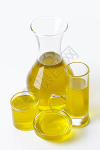 玻璃容器中的橄榄油黄色液体瓶子水瓶美食服务食物醒酒器集装箱器皿图片