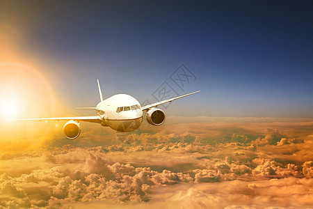 空中飞机飞越云层 太阳光照在后面运输飞机场天空航空货运气氛空气飞机引擎假期图片