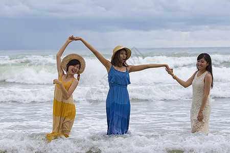 年青的年轻女性在海边沙滩节日度假时间图片