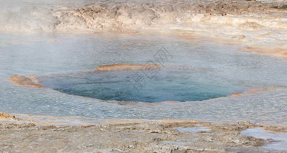 著名的冰岛蒸汽喷泉二氧化硅地热气泡火山轮缘图片