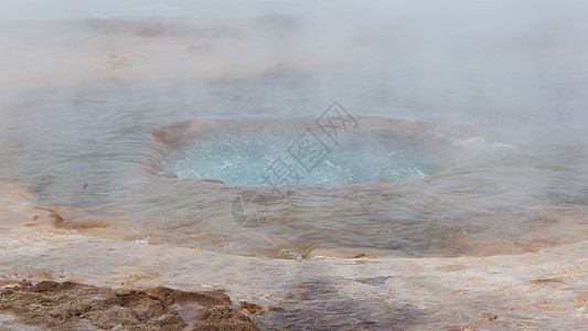 著名的冰岛地热火山蒸汽二氧化硅气泡轮缘喷泉图片